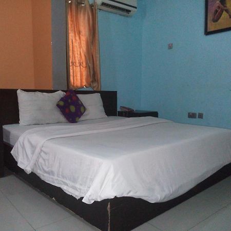 ฟลามิงโก โฮเต็ล แอนด์ สวีท Hotel Festac Town ภายนอก รูปภาพ