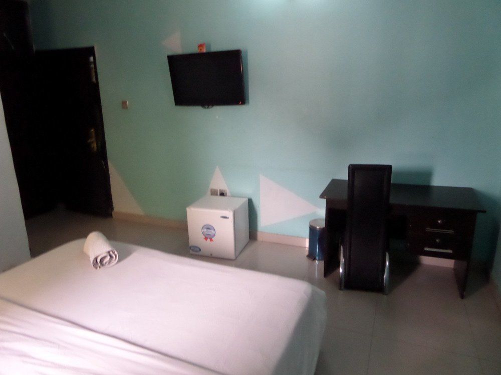 ฟลามิงโก โฮเต็ล แอนด์ สวีท Hotel Festac Town ภายนอก รูปภาพ