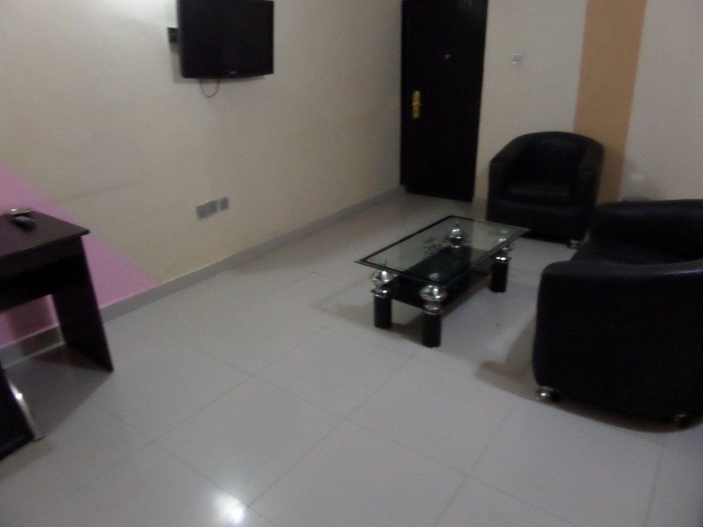 ฟลามิงโก โฮเต็ล แอนด์ สวีท Hotel Festac Town ภายนอก รูปภาพ