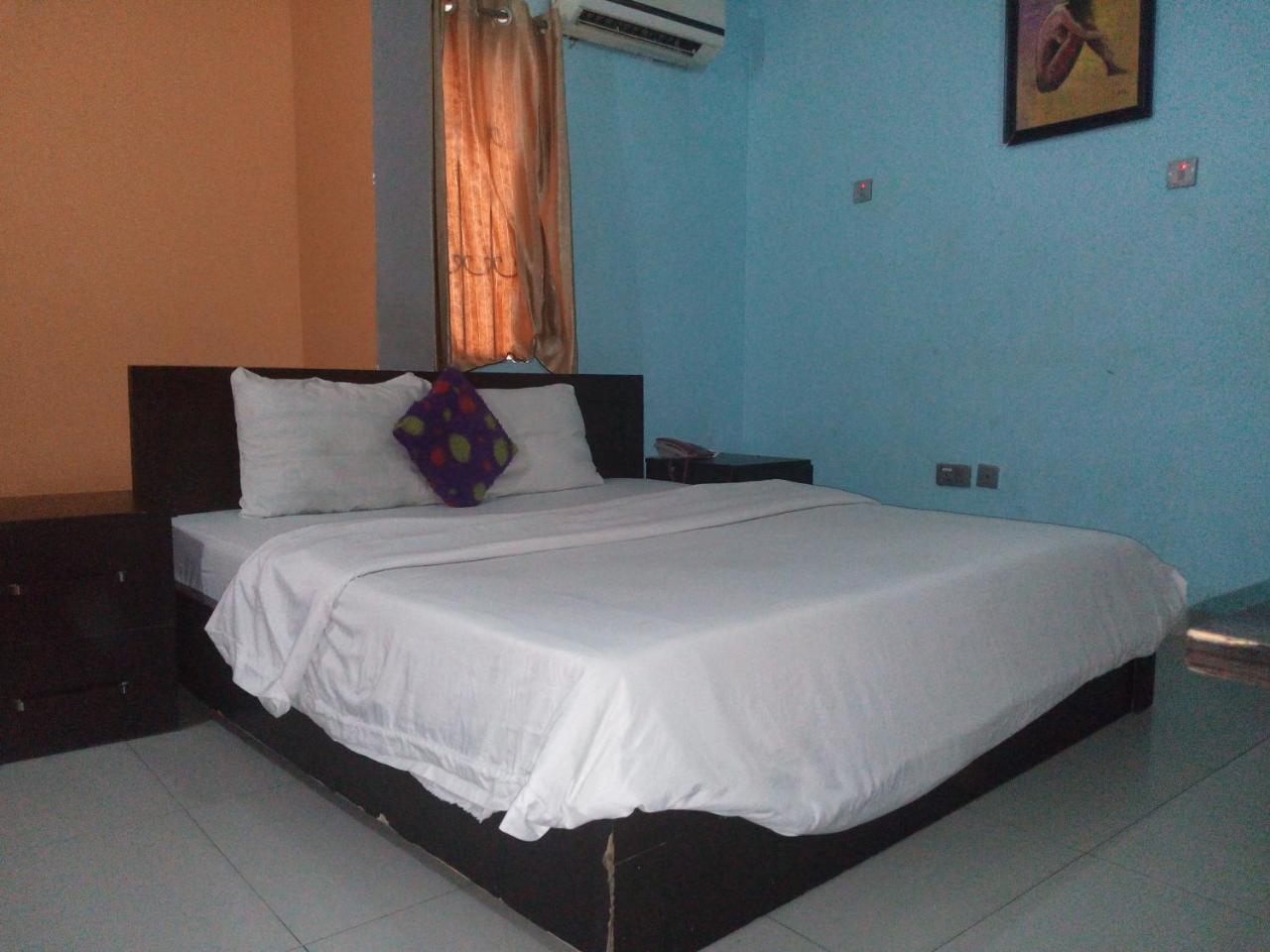 ฟลามิงโก โฮเต็ล แอนด์ สวีท Hotel Festac Town ภายนอก รูปภาพ