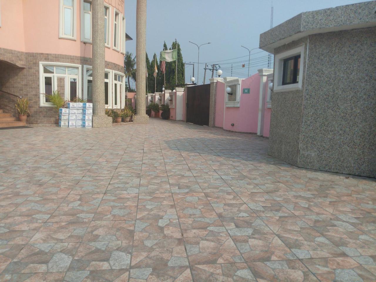 ฟลามิงโก โฮเต็ล แอนด์ สวีท Hotel Festac Town ภายนอก รูปภาพ