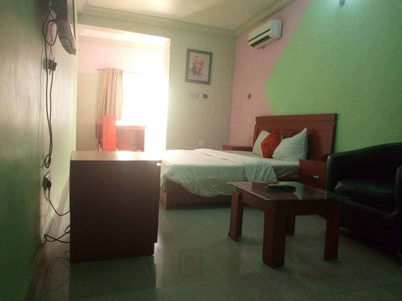 ฟลามิงโก โฮเต็ล แอนด์ สวีท Hotel Festac Town ภายนอก รูปภาพ