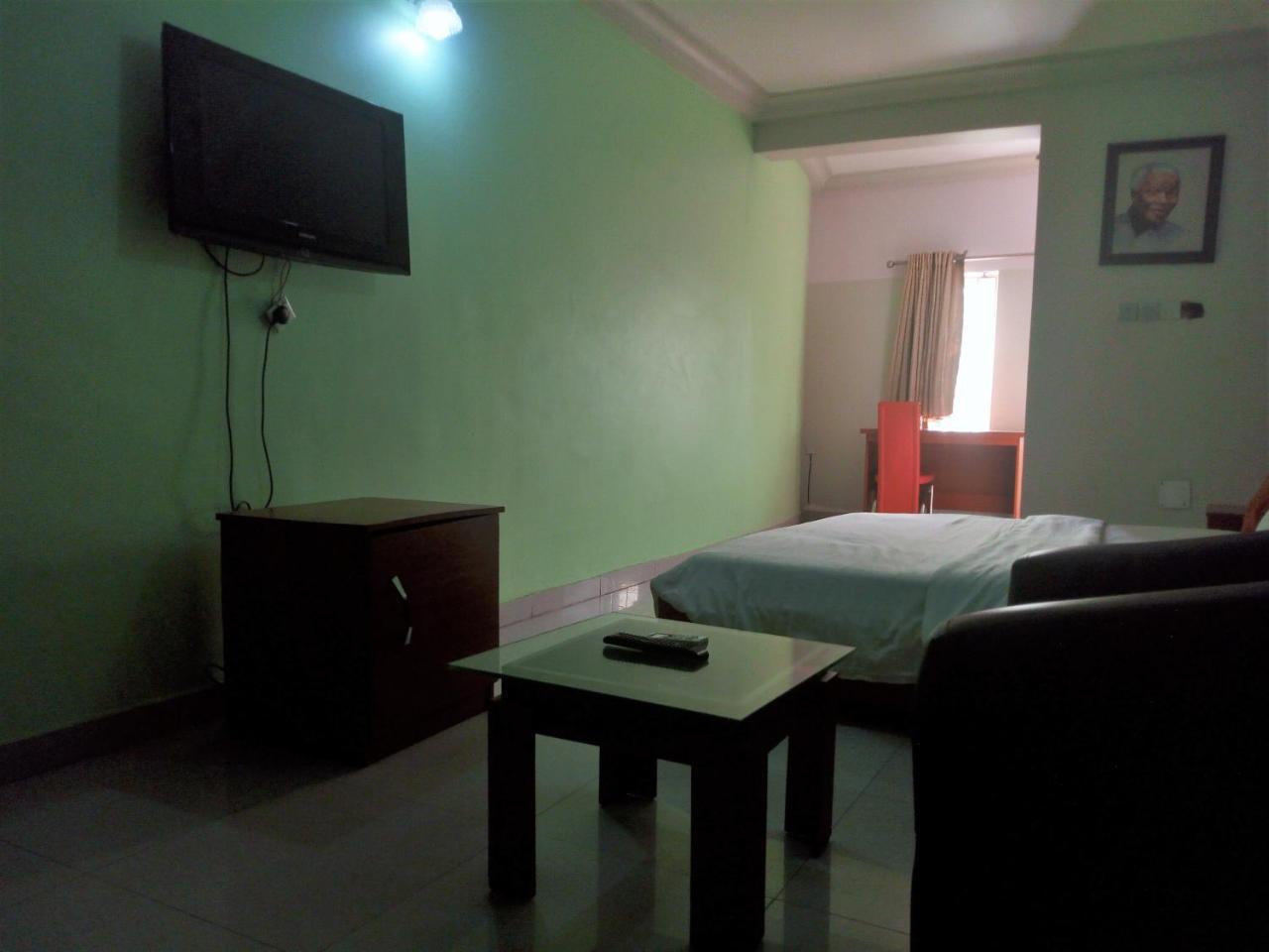ฟลามิงโก โฮเต็ล แอนด์ สวีท Hotel Festac Town ภายนอก รูปภาพ