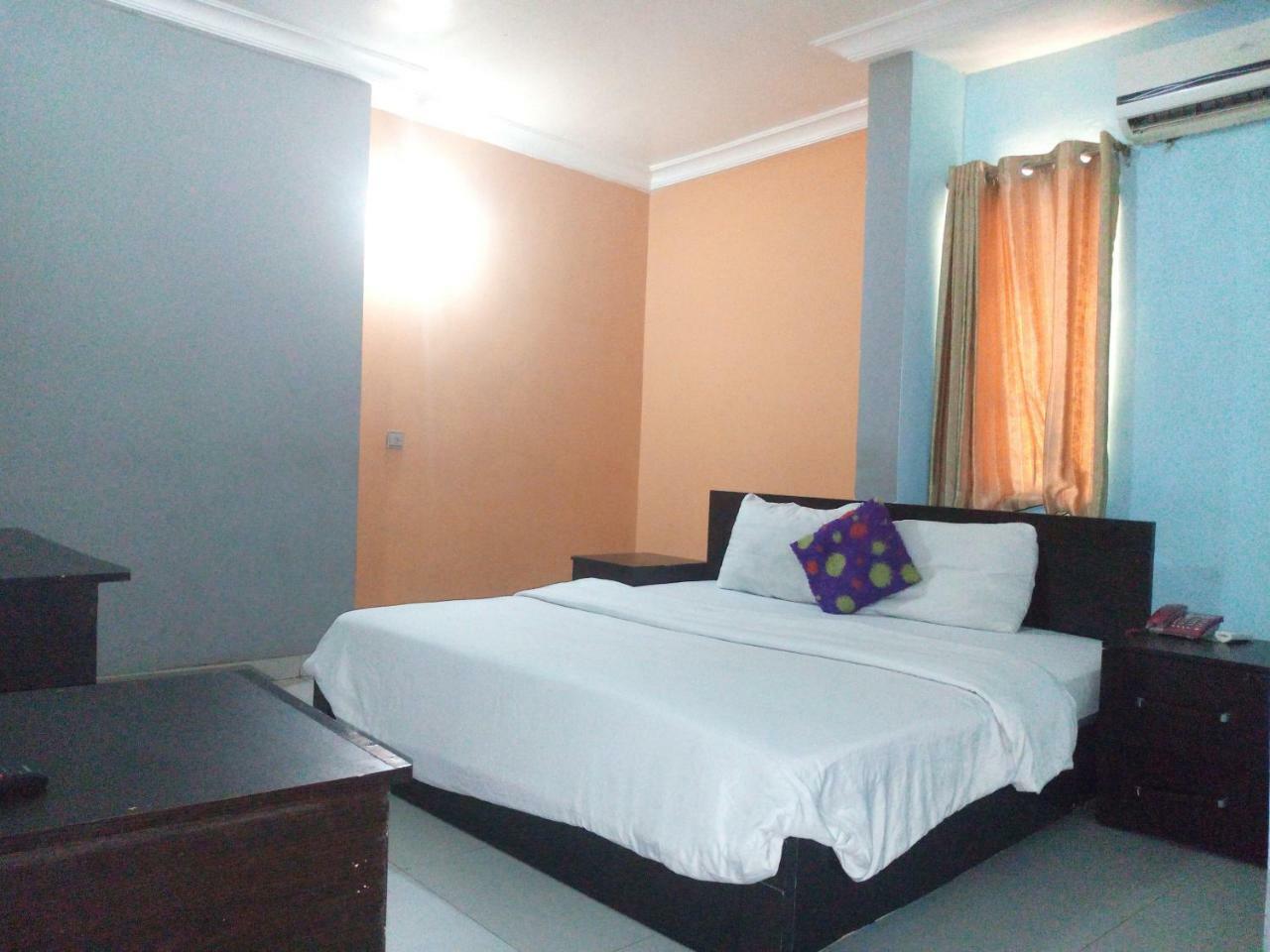 ฟลามิงโก โฮเต็ล แอนด์ สวีท Hotel Festac Town ภายนอก รูปภาพ