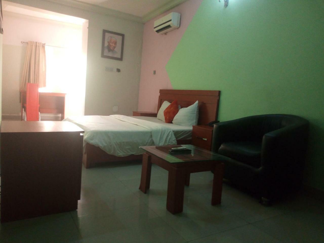 ฟลามิงโก โฮเต็ล แอนด์ สวีท Hotel Festac Town ภายนอก รูปภาพ