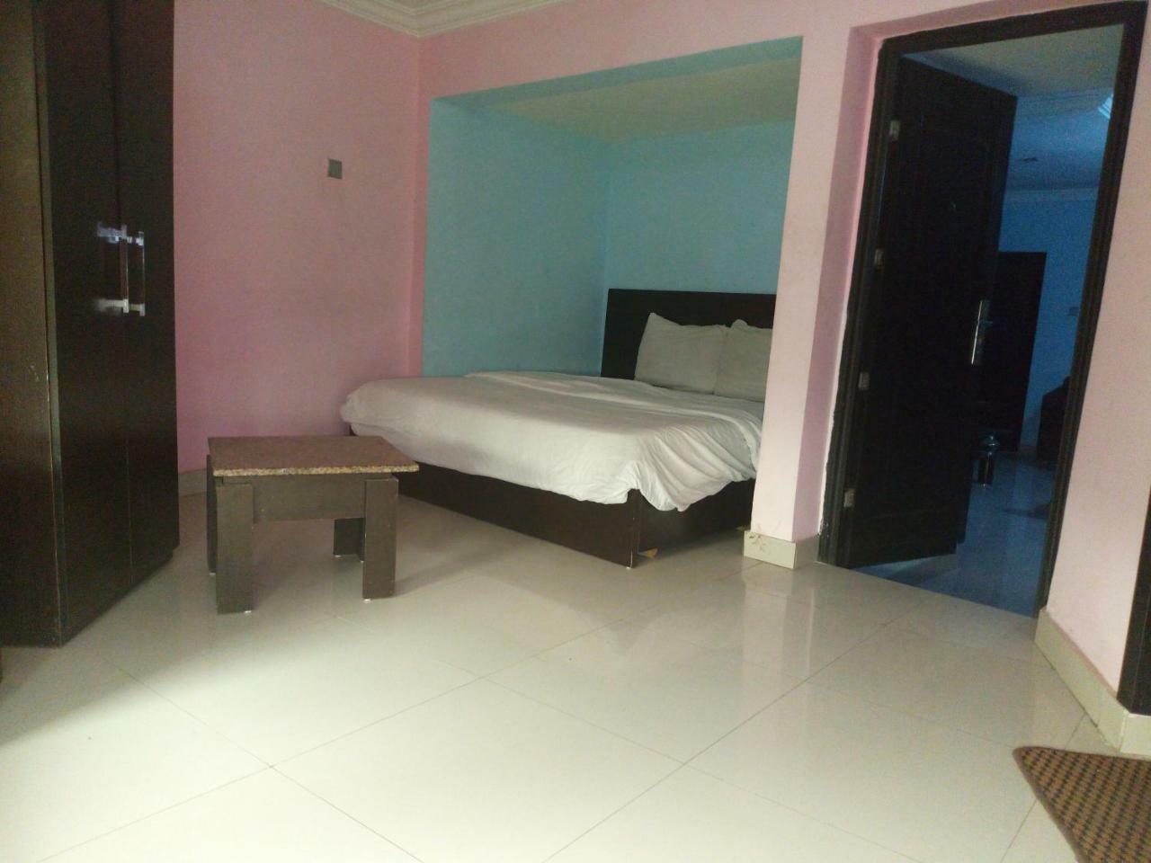 ฟลามิงโก โฮเต็ล แอนด์ สวีท Hotel Festac Town ภายนอก รูปภาพ