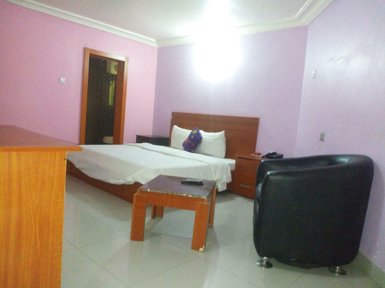 ฟลามิงโก โฮเต็ล แอนด์ สวีท Hotel Festac Town ภายนอก รูปภาพ