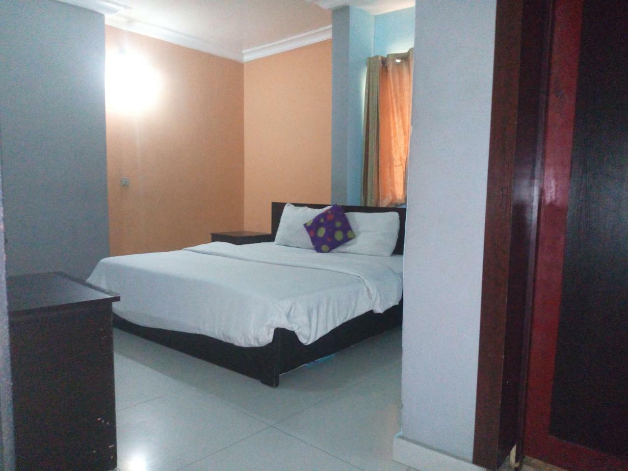 ฟลามิงโก โฮเต็ล แอนด์ สวีท Hotel Festac Town ภายนอก รูปภาพ