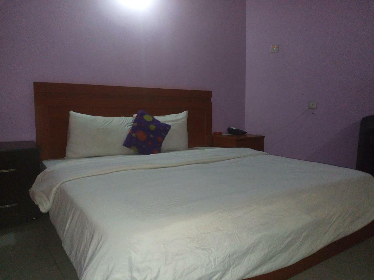 ฟลามิงโก โฮเต็ล แอนด์ สวีท Hotel Festac Town ภายนอก รูปภาพ