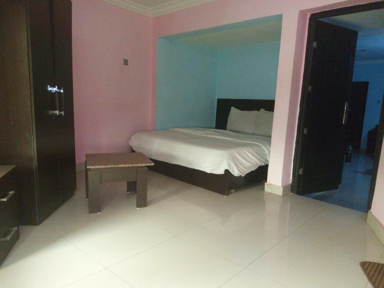 ฟลามิงโก โฮเต็ล แอนด์ สวีท Hotel Festac Town ภายนอก รูปภาพ