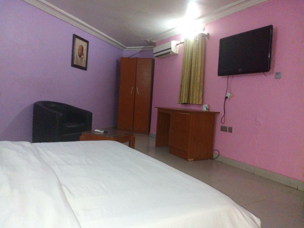 ฟลามิงโก โฮเต็ล แอนด์ สวีท Hotel Festac Town ภายนอก รูปภาพ