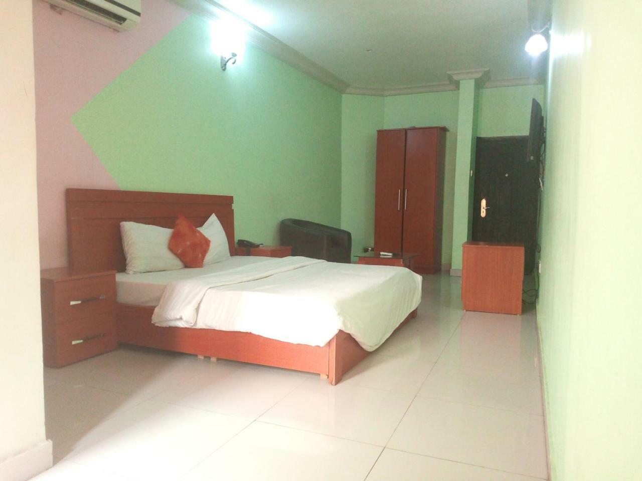 ฟลามิงโก โฮเต็ล แอนด์ สวีท Hotel Festac Town ภายนอก รูปภาพ