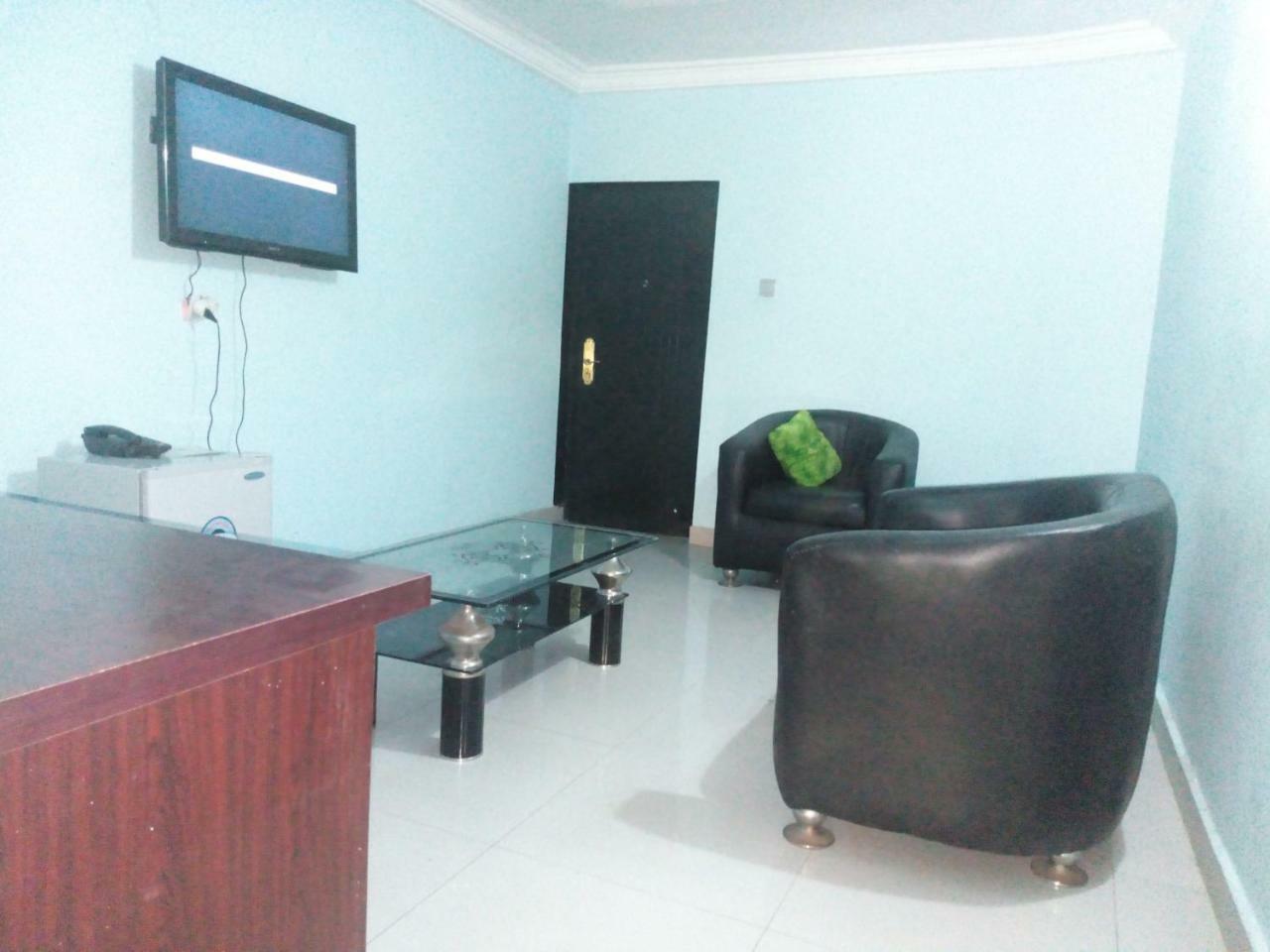 ฟลามิงโก โฮเต็ล แอนด์ สวีท Hotel Festac Town ภายนอก รูปภาพ
